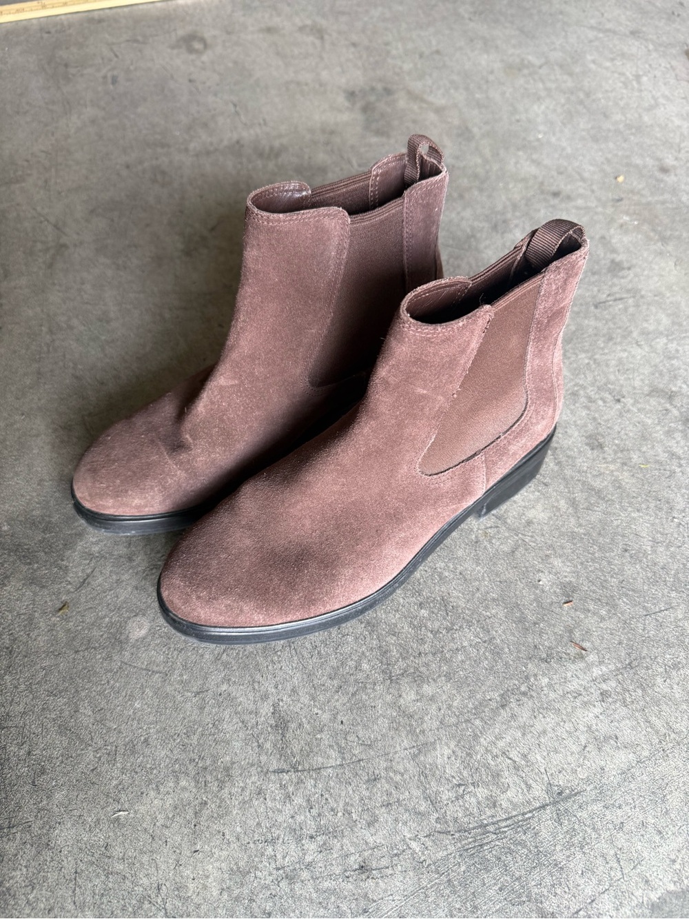 Everlane - Suede Chelsea Booties in Brown - Italian Leather W6